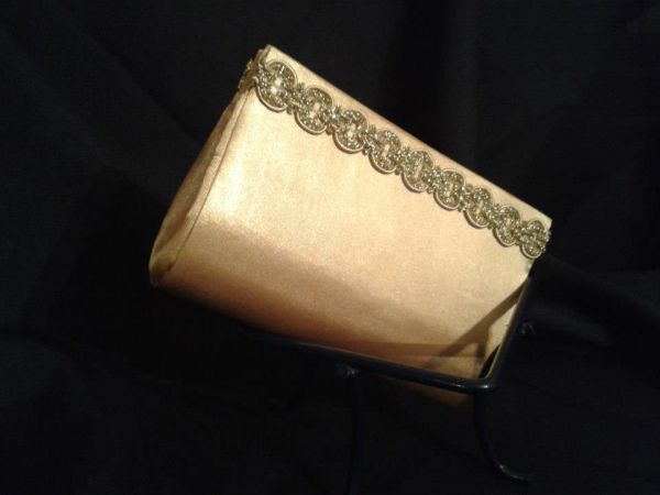 Cetim dourado com bordado